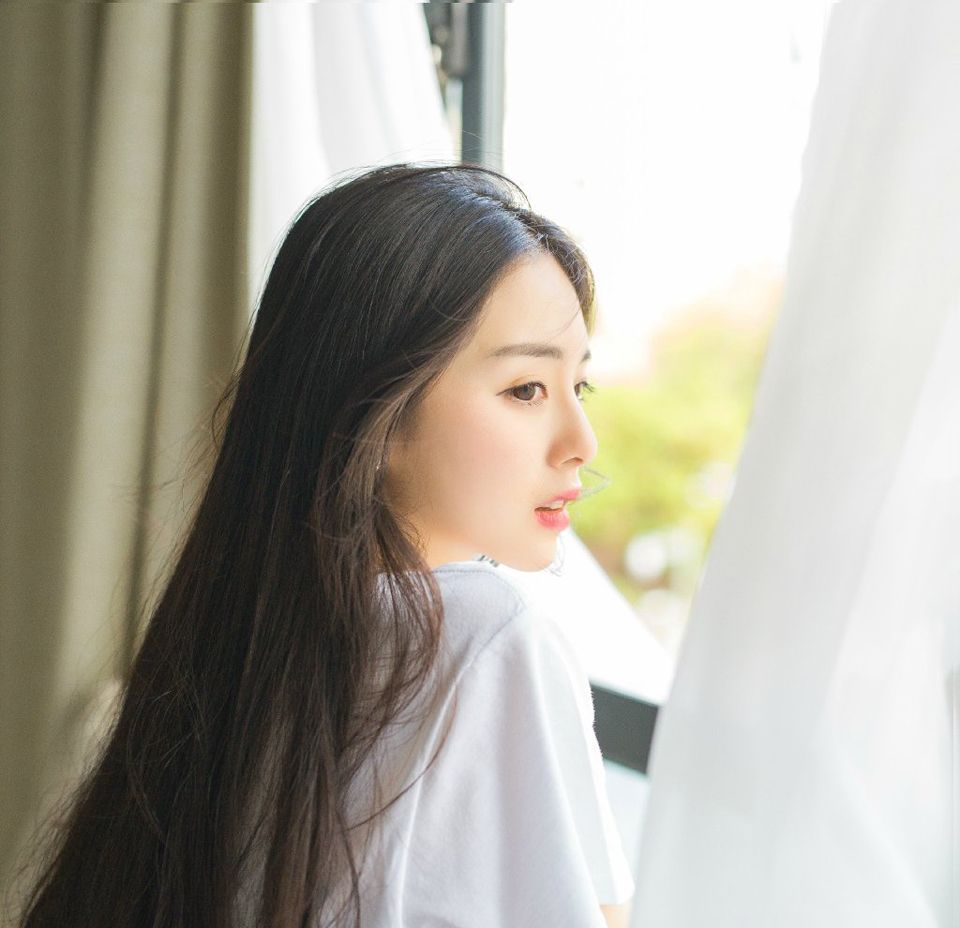 对于小野的教育，韩寒说唯一的要求是善良和想象力。韩寒不希望女儿为产品代言，他说他不希望女儿配合这个世界，但希望她认识和了解这个世界！——韩寒